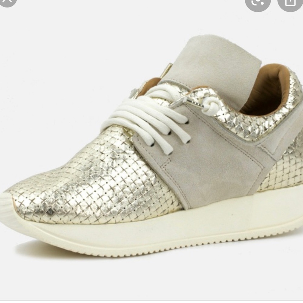 NEW FASHION LUXARY SNEAKERS🔥✨Esse ut EssE